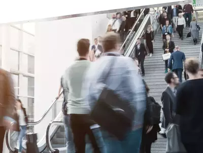 Messehalle mit vielen Besuchern Messebesucher eilen durch die Messehallen