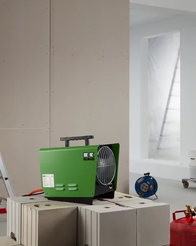 Grüner Remko Gas-Heizlüfter auf Baustelle