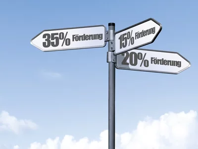 Wegweiser in drei Richtungen Drei Wegweiser zeigen bei blauem Himmel in unterschiedliche Richtungen