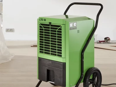 Luftentfeuchter im Wohnraum Luftentfeuchter LTE Eco steht im leergeräumten Wohnraum