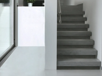 Eine Treppe führt ins Erdgeschoss zum Garten und Hauswirtschaftsraum