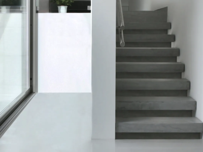 Eine Treppe führt ins Erdgeschoss zum Garten und Hauswirtschaftsraum