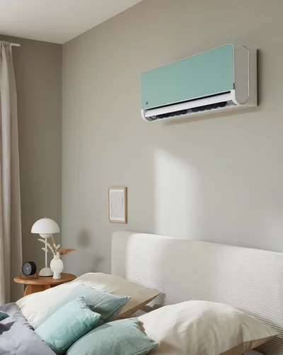 Remko Klimagerät an der Wand in einem hellen Schlafzimmer mit Bett und Fenster