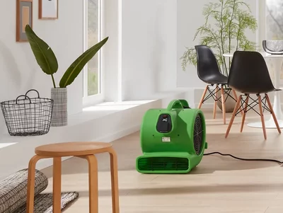 Hochleistungs-Ventilator im Einsatz Hochleistungs-Ventilator RTV steht im leergeräumten Zimmer