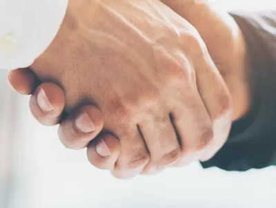 Händedruck Zwei Männer geben sich die Hand